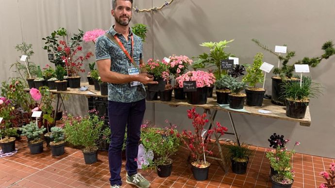 Le dernier soir, lors d’un « Afterwork » ouvert au public, le Salon a organisé un petit marché ouvert aux collections et à la diversité végétale. Ici Baptiste Canevet (La Joyeuse Pépinière), jeune installé méritant qui a particulièrement souffert de la sécheresse cet été mais reste persévérant. ©Odile Maillard 